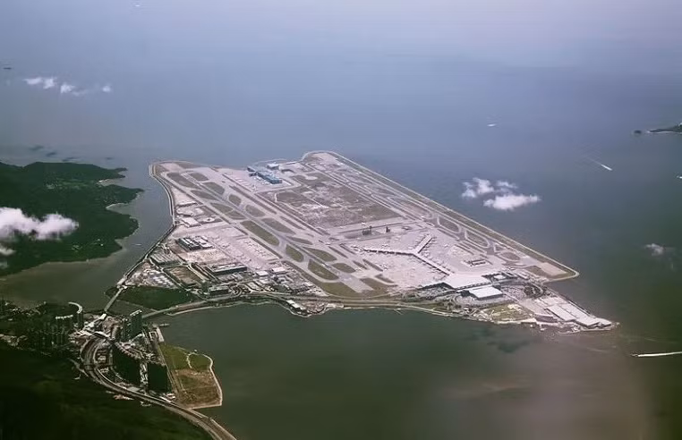  Sân bay quốc tế Hong Kong (hay còn gọi sân bay Chek Lap Kok) là sân bay dân dụng chính của Đặc khu hành chính Hong Kong. Đây cũng là một trong 10 sân bay đẹp nhất thế giới 2022.