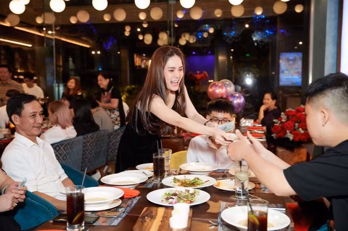 Đoàn Di Băng cho biết cô đã "nợ" nhân viên rất nhiều những chuyến đi vì ảnh hưởng dịch bệnh. Vì thế, cô quyết định sẽ thưởng lương tháng 14 cho toàn bộ nhân viên. Ảnh: FBNV