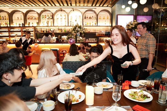 Nữ doanh nhân còn hứa sẽ tổ chức cho toàn thể công ty đi du lịch một chuyến trước dịp Tết nguyên đán, qua dịp nghỉ Tết sẽ đưa đi chơi Nha Trang. Người đẹp còn cầm một xấp tiền có mệnh giá 500 nghìn đồng để lì xì ngay tại chỗ cho từng nhân viên. Ảnh: FBNV