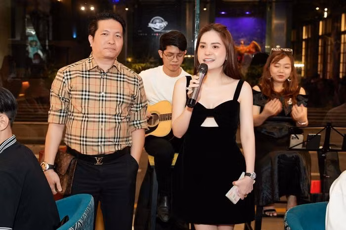 Vợ chồng Đoàn Di Băng - doanh nhân Nguyễn Quốc Vũ nổi tiếng về độ giàu có. Trong buổi tiệc tất niên tổng kết năm 2021, vợ chồng Di Băng công khai khoản thưởng Tết khiến nhiều người "ao ước". Ảnh: FB Đoàn Di Băng