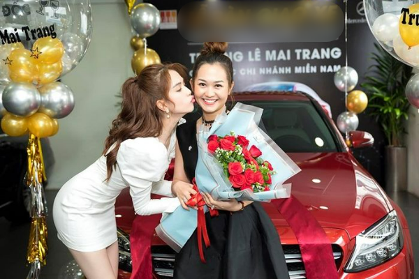 Trong năm, cô thường xuyên mở thưởng cho nhân viên làm tốt, từ ô tô, điện thoại,… toàn đồ hiệu đắt đỏ mà không tiếc tay, có lần Ngọc Trinh chi tiền thưởng lên đến 2 tỷ đồng. Ảnh: FB Ngoc Trinh