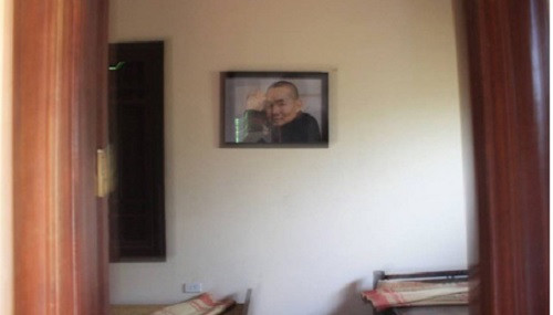 Bên phải ngôi nhà là một gian buồng nhỏ, nơi gia đình danh hài Xuân Hinh ở mỗi dịp về quê. Ảnh: Tri thứ trẻ