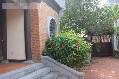 Một chiếc cổng khác của căn nhà. Ảnh: Nhịp sống kinh tế