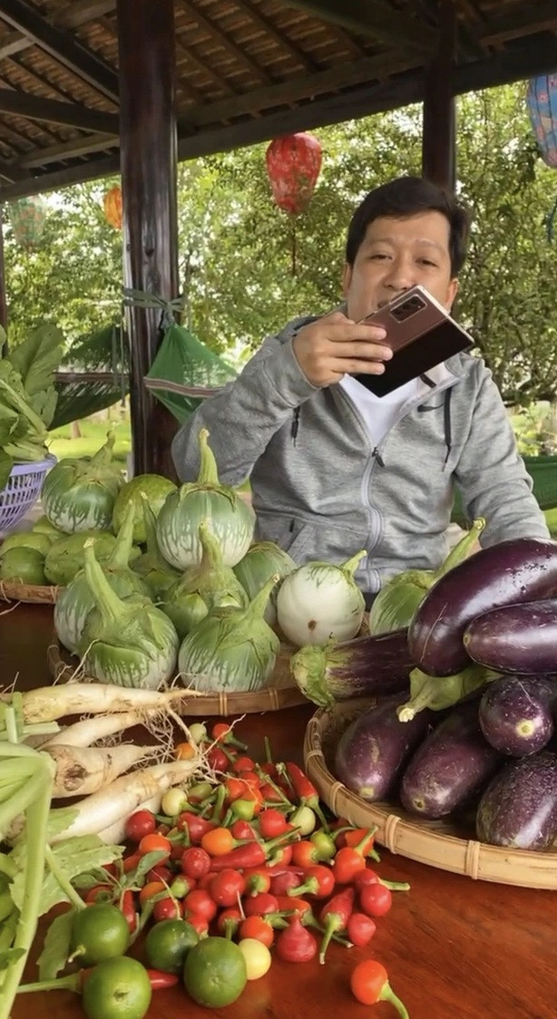 Vừa qua, danh hài Trường Giang đã phát trực tiếp buổi thu hoạch trái cây, nông sản tại biệt thự dành tặng ái nữ và giới thiệu về khu nhà ngoại ô này. Ảnh chụp màn hình