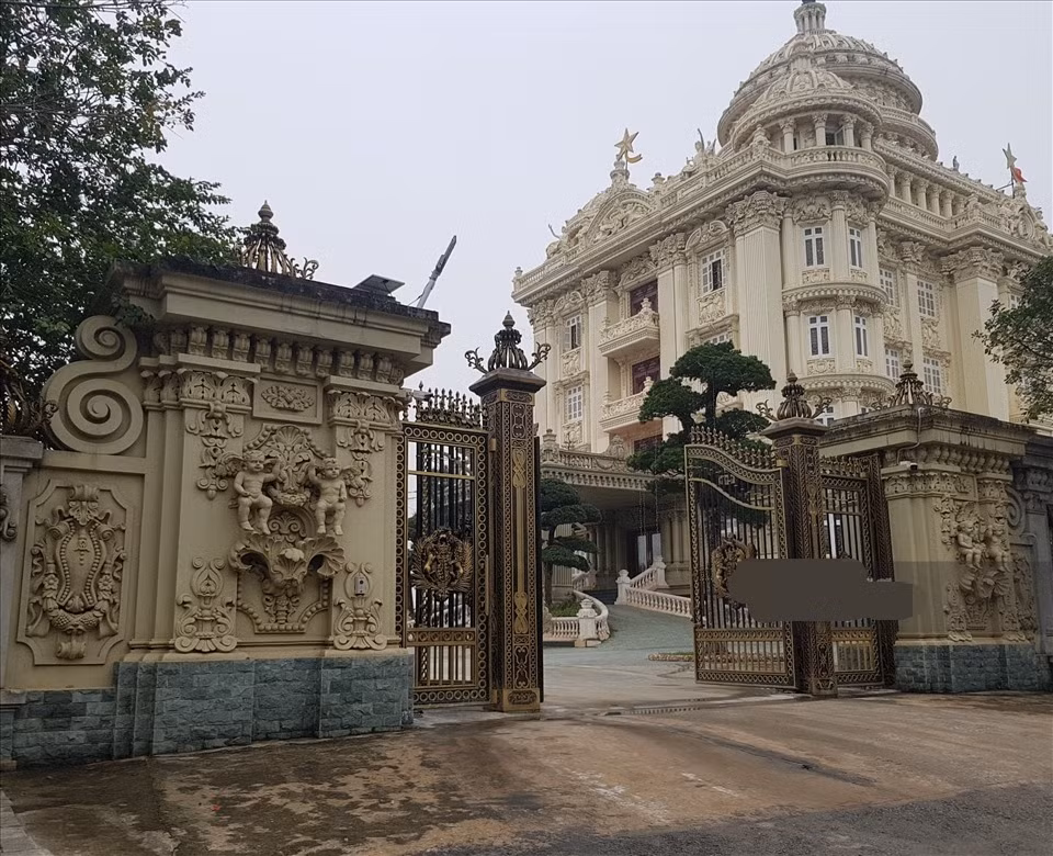 Bên cạnh đó, khu vực Quảng trường Đinh Tiên Hoàng Đế cũng được xem là khu nhà ở của giới “siêu giàu” tại Ninh Bình với những tòa lâu đài, cung điện nguy nga mang đậm những nét kiến trúc của Châu Âu. Ảnh: Lao động