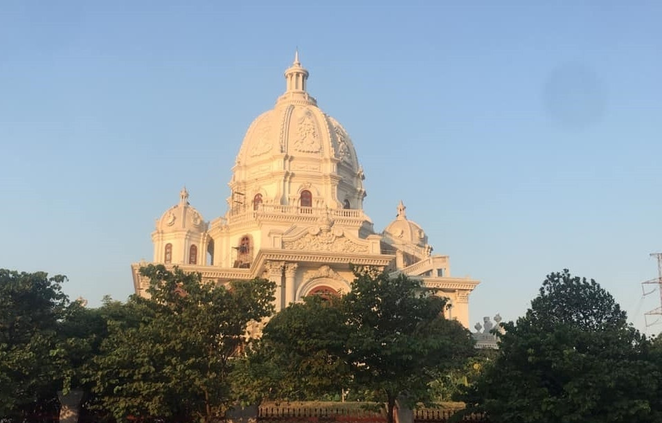 Toà lâu đài rộng cả nghìn m2, được bao bọc bởi khuôn viên cây xanh xung quanh. Ảnh: Infonet