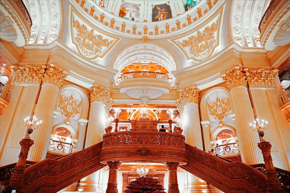 Riêng phần xây thô căn biệt thự đã tiêu tốn khoảng khoảng 400 tỷ đồng. Các hạng mục khác như trần, cột, kèo, gian thờ... được làm hoàn toàn bằng gỗ gõ đỏ có tổng giá trị khoảng 100 tỷ đồng. Ảnh: Lao động