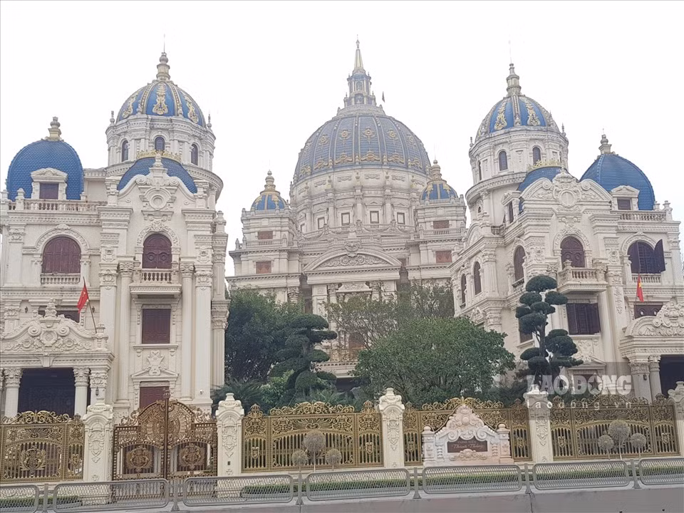  Lâu đài Thành Thắng nằm bên mặt đường QL1A (tại xã Gia Thanh, huyện Gia Viễn, Ninh Bình), có khuôn viên rộng hơn 10.000m2 với hệ thống cổng và rào chắn kiên cố bao quanh. Ảnh: Lao động