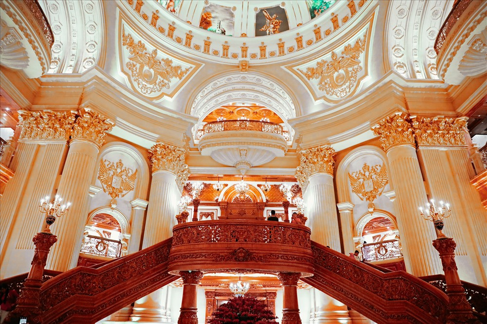 Riêng phần xây thô căn biệt thự đã tiêu tốn khoảng khoảng 400 tỷ đồng. Các hạng mục khác như trần, cột, kèo, gian thờ... được làm hoàn toàn bằng gỗ gõ đỏ có tổng giá trị khoảng 100 tỷ đồng. Ảnh: Lao động