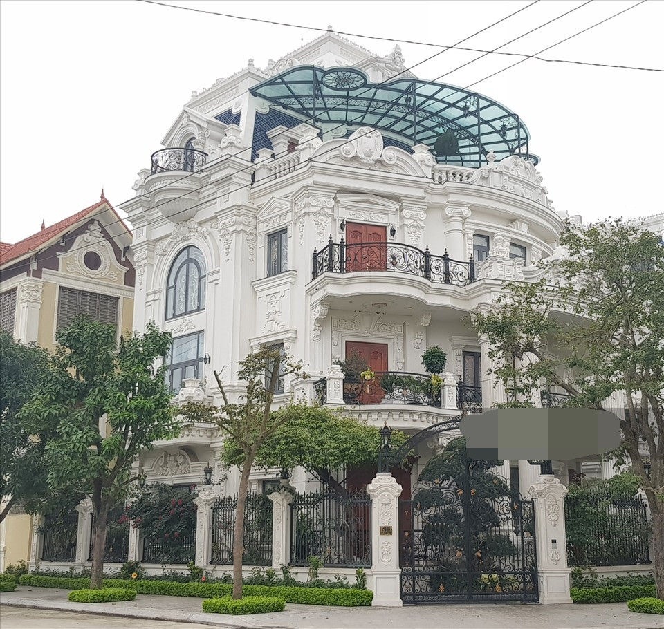 Các toà lâu đài toạ lạc ở những vị trí đắc địa với 4 mặt tiền. Ảnh: Lao động