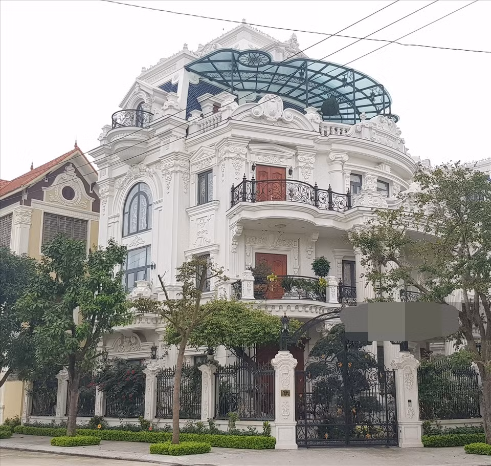 Các toà lâu đài toạ lạc ở những vị trí đắc địa với 4 mặt tiền. Ảnh: Lao động