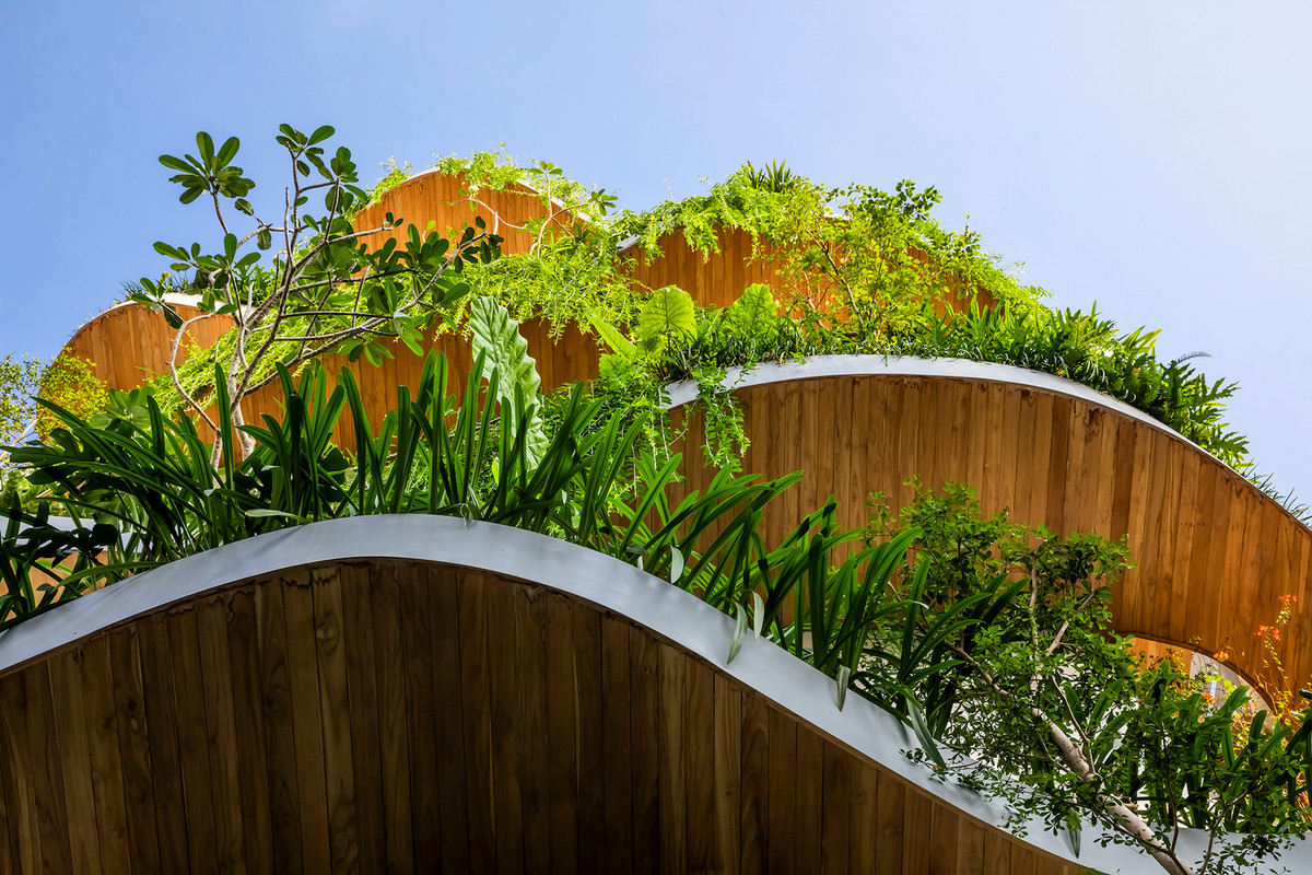 Khoảng trống giữa ban công tầng này được ưu tiên trồng các loại cây cao, mang lại không khí trong lành.