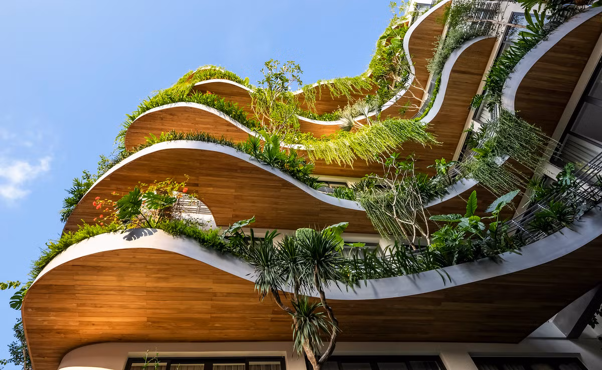 Tòa nhà tọa lạc trên một khu đất rộng 330 m2, ở trung tâm TP.HCM. Sài Gòn là đô thị lớn với mật độ dân số, giao thông và xây dựng đông đúc dẫn đến nhiều vấn đề chưa được giải quyết như ô nhiễm, kẹt xe, thiếu không gian xanh...