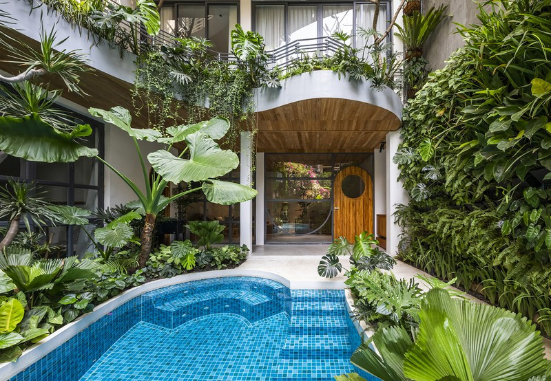 Tại đây, mọi người có thể đắm mình trong làn nước tận hưởng không gian cây xanh yên tĩnh.