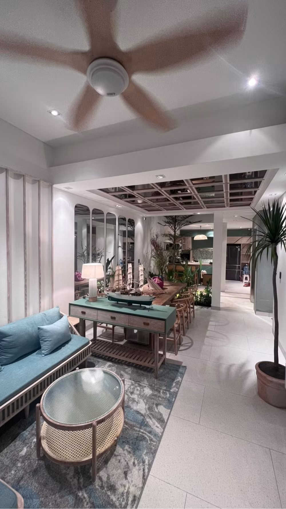 Nhà có chiều dài sâu nên Phương Trinh Jolie có thể bố trí khu vực bếp, bàn ăn rộng rãi. Ảnh: FBNV