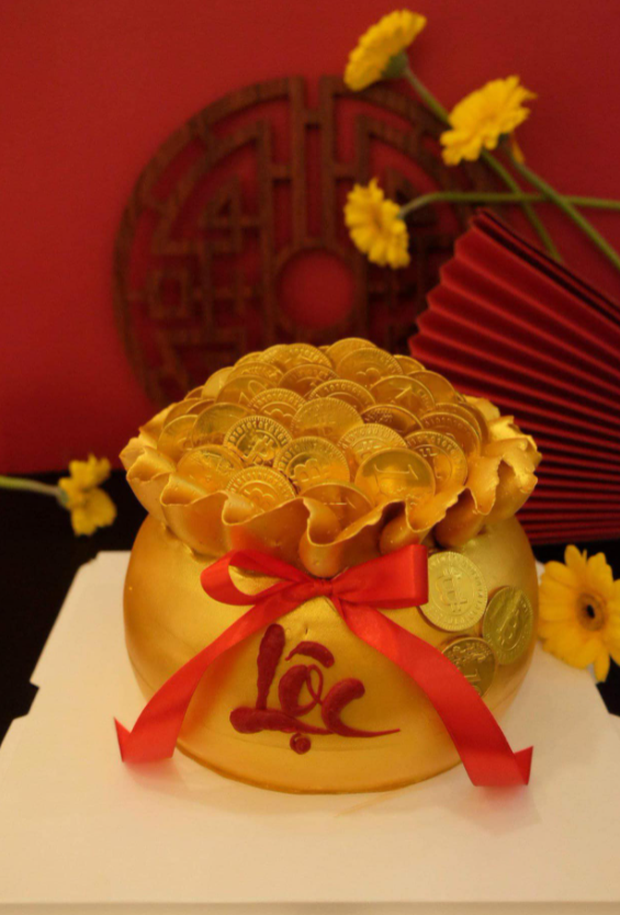 Tùy theo nhu cầu, khách hàng có thể chọn mua các dòng bánh mini (đường kính 12 cm) với giá khoảng 175.000/chiếc, hoặc size cỡ lớn (đường kính từ 22 - 35 cm) với giá khoảng 500.000 - 1,4 triệu đồng/chiếc. Ảnh: Facebook