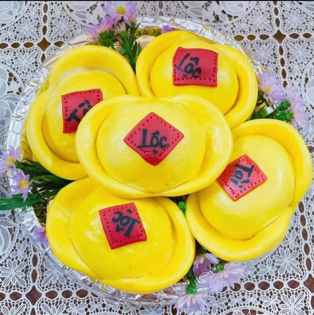 Mỗi “thỏi vàng” còn được trang trí tinh tế bằng chữ “Lộc”, "Tài" bên trên. Bánh bao có giá khoảng 105.000 - 160.000 đồng/hộp 5 chiếc. Ảnh: Facebook