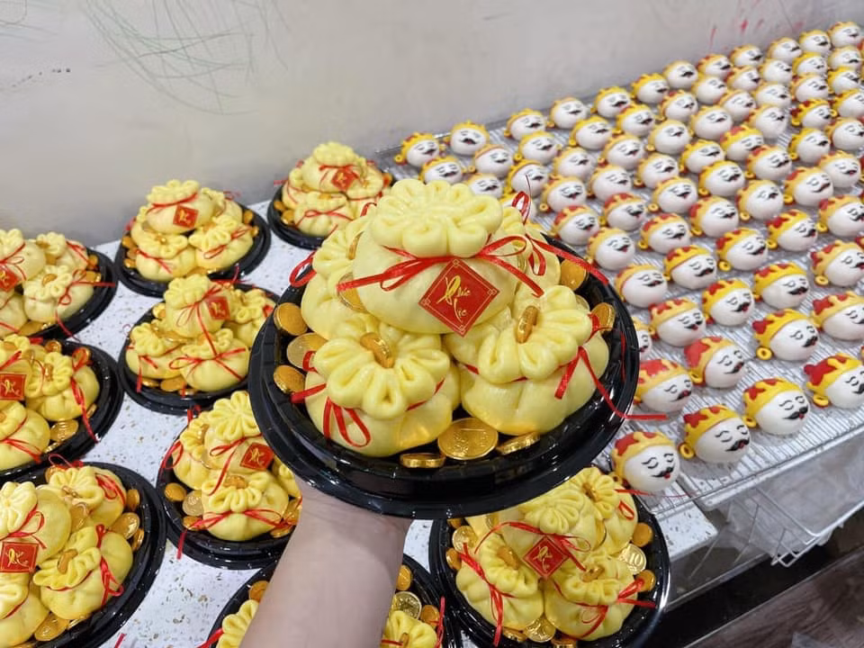 Ngoài ra, bánh bao cũng được làm theo hình thù, màu sắc hợp với ngày vía Thần Tài và rao bán khá rầm rộ. Đơn cử như bánh bao hình túi tiền bán theo set 3 chiếc hoặc 5 chiếc, giá từ 65.000 – 100.000 đồng tùy số lượng. Ảnh: Facebook
