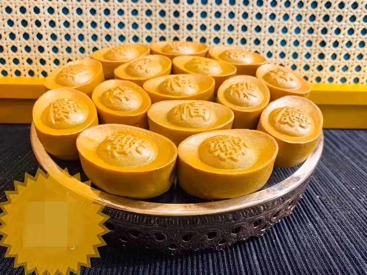 Trong khi đó, bánh Thần Tài thỏi vàng có giá 295.000/set 9 thỏi. Ảnh: VTCNews