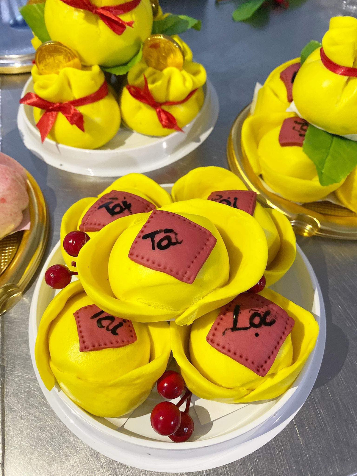 Bên cạnh đó, bánh bao thỏi vàng cũng khá hút khách ngày vía Thần Tài 2022. Ảnh: Faceboo