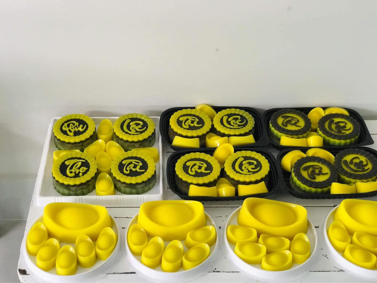Sát ngày vía Thần Tài 2022, nhiều loại bánh "ăn theo" dịp này được rao bán rầm rộ trên chợ mạng và các sàn thương mại điện tử. Ảnh: Facebook
