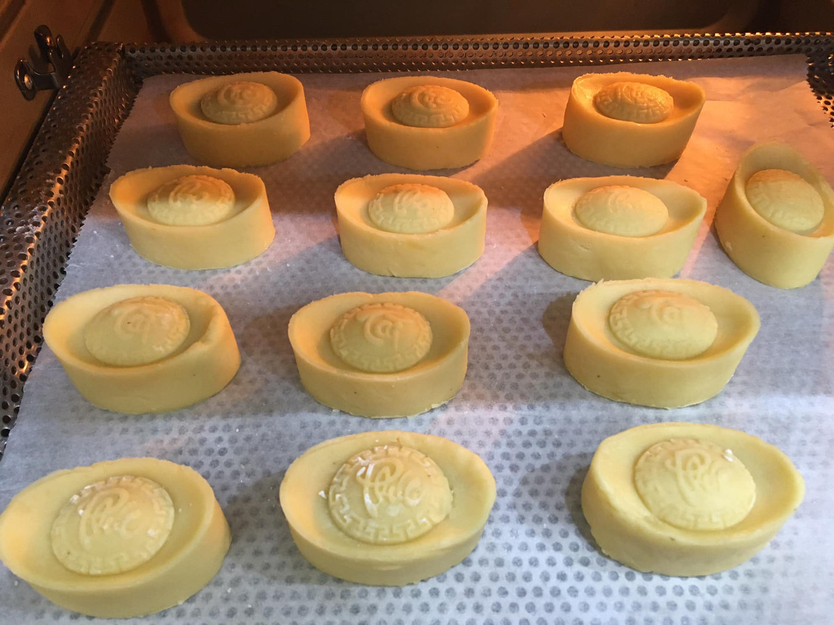 Bánh dứa hình thỏi vàng được bán theo set từ 6-10 chiếc với giá từ 170.000 đồng/set trở lên. Ảnh: Facebook