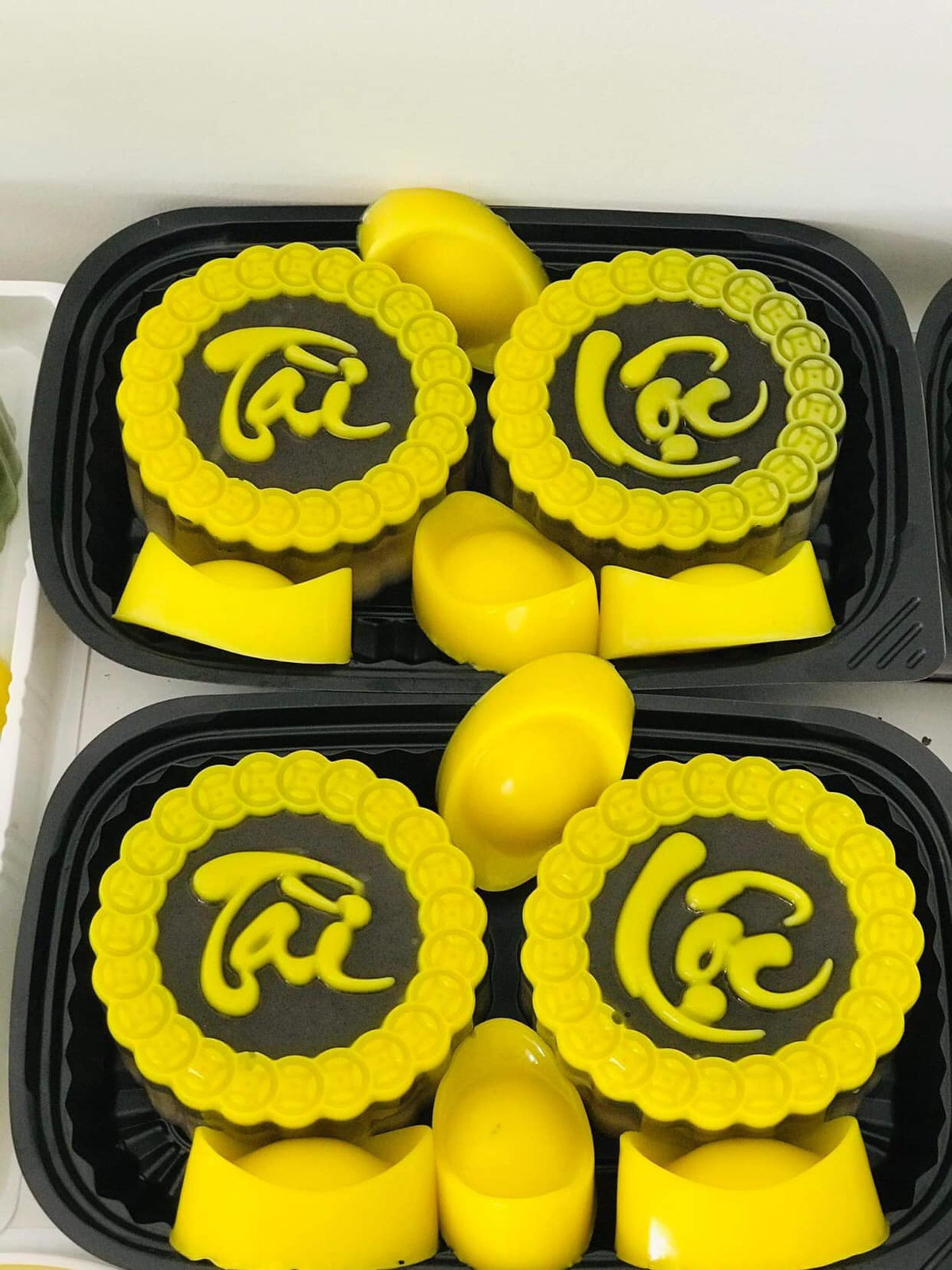 Theo khảo sát, bánh tài lộc, thỏi vàng có giá từ 190.000 - 210.000 đồng/set 4 bánh. Hộp 2 bánh có giá 90.000 đồng. Ảnh: Facebook