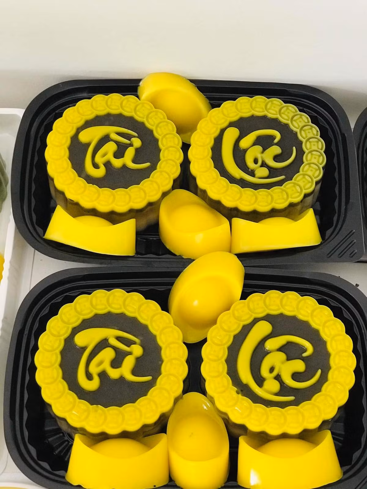 Theo khảo sát, bánh tài lộc, thỏi vàng có giá từ 190.000 - 210.000 đồng/set 4 bánh. Hộp 2 bánh có giá 90.000 đồng. Ảnh: Facebook