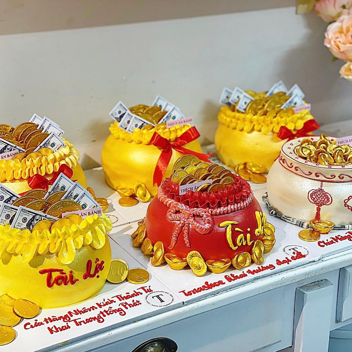 Bánh kem tạo hình túi vàng cũng là mặt hàng được nhiều gia đình ưa chuộng trong ngày vía Thần Tài năm nay. Ảnh: Facebook