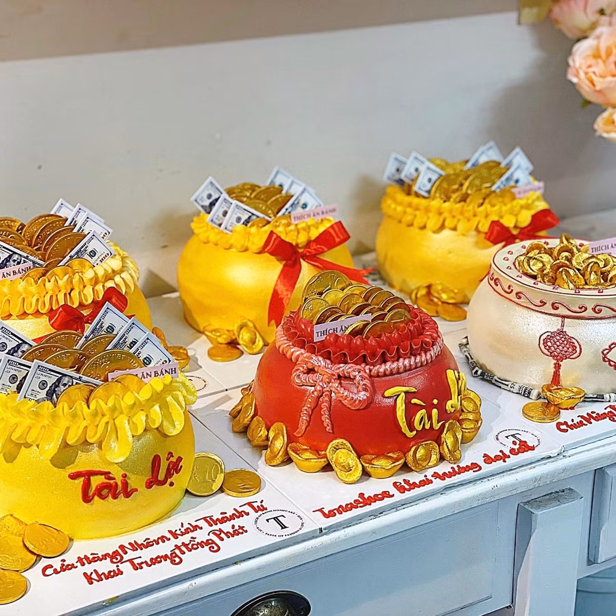 Bánh kem tạo hình túi vàng cũng là mặt hàng được nhiều gia đình ưa chuộng trong ngày vía Thần Tài năm nay. Ảnh: Facebook