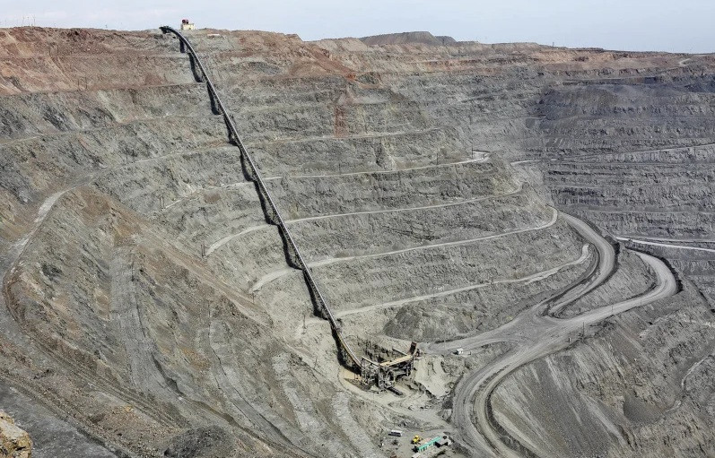 Mỏ vàng có kích thước chiều dài là 3,5km, chiều rộng là 2,7km và chiều sâu là 600m do Tổ hợp khai thác và luyện kim Navoi (NMMC) thuộc sở hữu của nhà nước Uzbekistan trực tiếp điều hành.