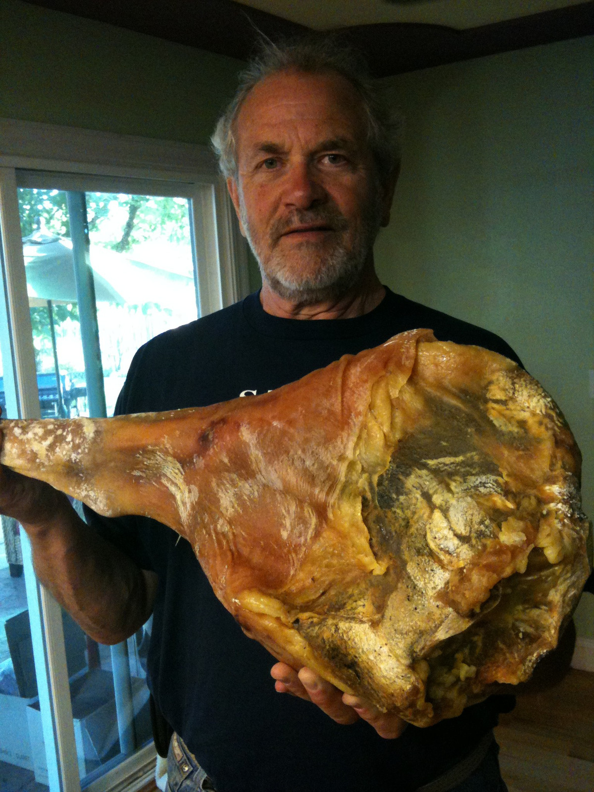 Để cho ra đời món đặc sản trứ danh này, người dân Tây Ban Nha sẽ bắt đầu chuẩn bị cho quá trình muối thịt vào độ cuối thu đầu đông. Họ sẽ vùi thịt lợn trong muối, giúp thịt khô, đồng thời cũng có công dụng sát khuẩn. Ảnh: Theblackhoof