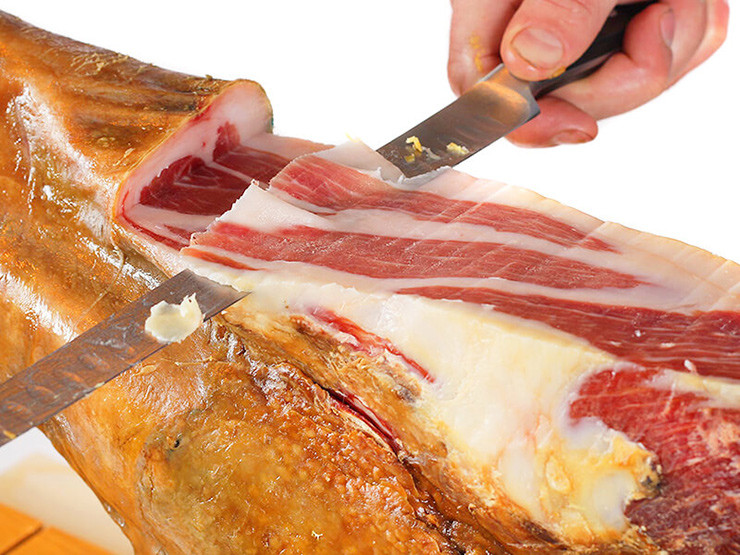 Và một chiếc đùi lợn muối này có giá lên tới 1.000 Euro (khoảng 26 triệu đồng). Ảnh: Theblackhoof