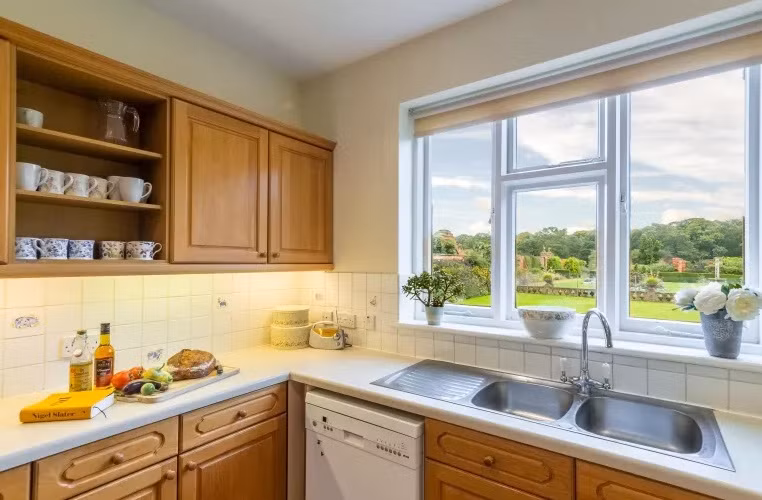 Nhà bếp được trang bị đầy đủ thiết bị như lò nướng, máy rửa bát.