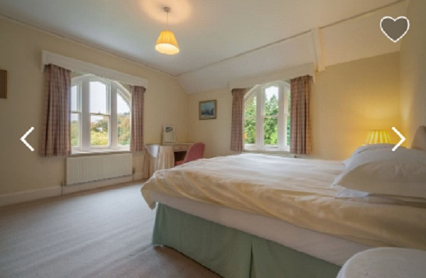 Hai trong số bốn phòng ngủ có giường cỡ king và hai phòng còn lại sử dụng giường đôi.