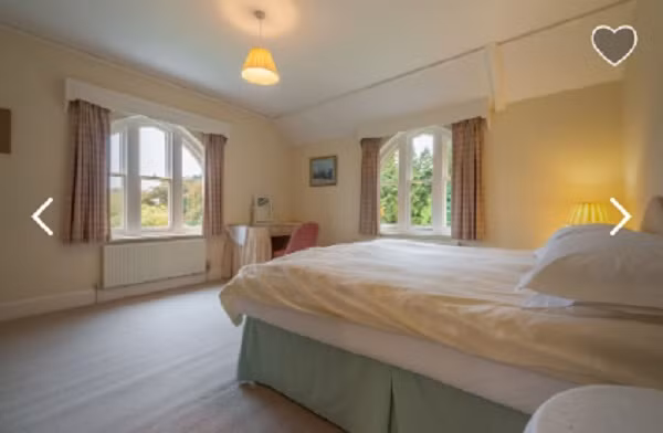 Hai trong số bốn phòng ngủ có giường cỡ king và hai phòng còn lại sử dụng giường đôi.