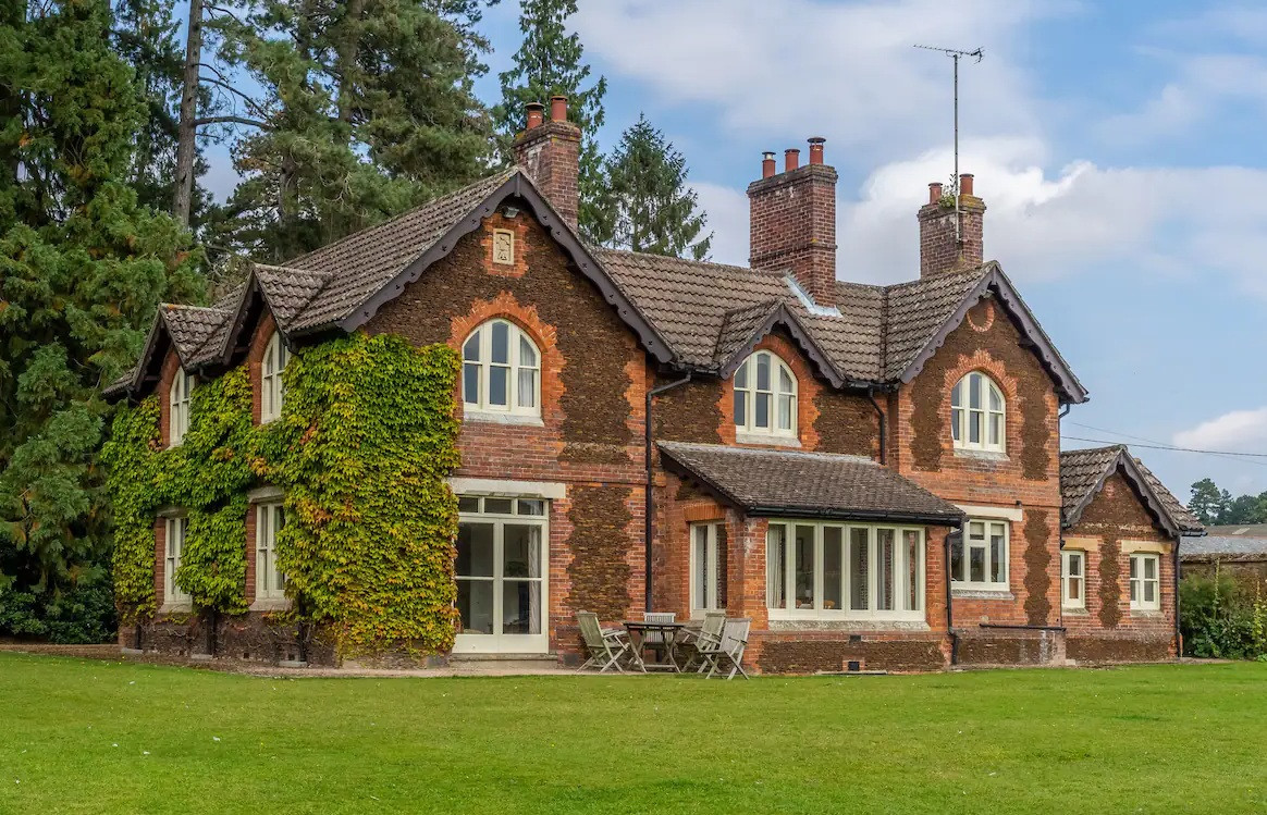 Theo The Sun, ngôi nhà vườn này vừa chính thức mở cửa đón khách du lịch. Nhà được đăng cho thuê trước khi Nữ hoàng Anh qua đời.