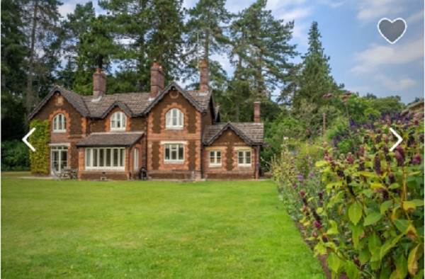 Trước đây, nơi này là nhà của một thợ vườn từng làm việc cho Nữ hoàng Anh. Bởi thế, không có gì ngạc nhiên khi ngôi nhà sở hữu những khu vườn xinh xắn.