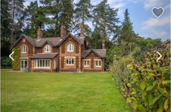 Trước đây, nơi này là nhà của một thợ vườn từng làm việc cho Nữ hoàng Anh. Bởi thế, không có gì ngạc nhiên khi ngôi nhà sở hữu những khu vườn xinh xắn.