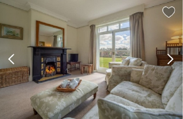 Phòng khách thiết kế thoáng đãng, có thể hướng tầm mắt ra khu vườn đầy thư giãn.