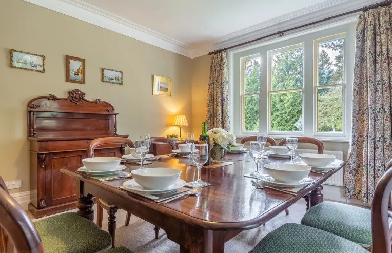 Tất cả đồ dùng lẫn tranh ảnh trong nhà đều từng được sử dụng trong dinh thự của Hoàng gia Anh.