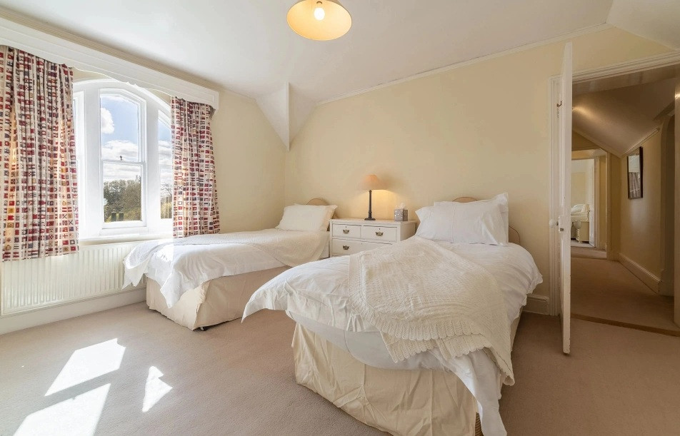 Phòng ngủ sử dụng gam màu trắng chủ đạo.