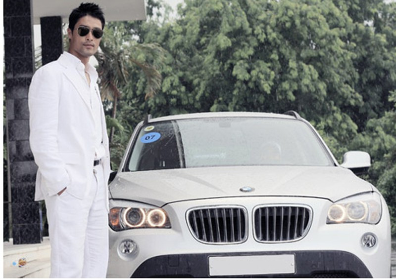 Anh còn sở hữu chiếc BMW màu trắng giá lên tới 4 tỷ đồng. Ảnh: Plo