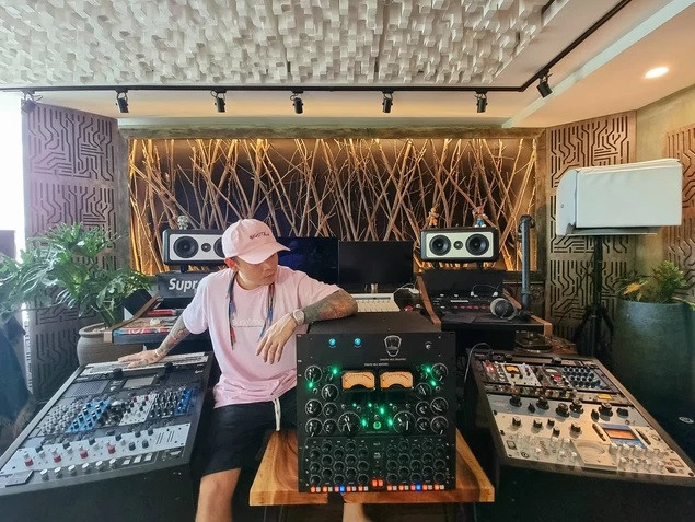 Trong khi đó, phòng làm việc của Binz rộng rãi, được thiết kế theo phong cách hiện đại, sang chảnh hơn. Ảnh: FBNV