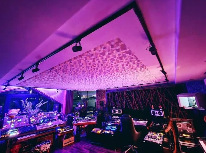 Thiết kế trong nhà khá nhất quán khi được bao quanh bằng những bức hình, decal cực kỳ bắt mắt. Ảnh: FBNV