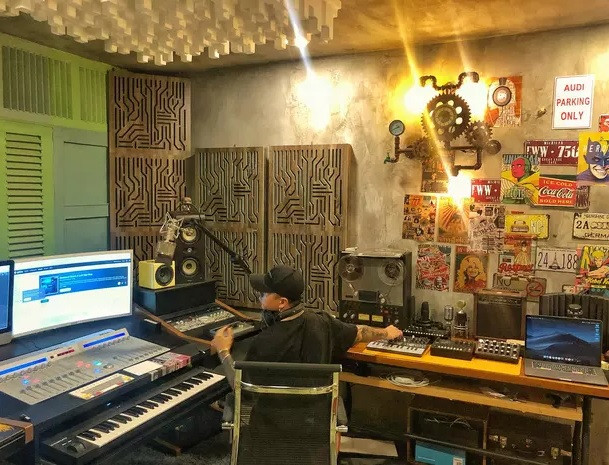 Dàn thiết bị phục vụ âm nhạc cực khủng. Ảnh: FBNV