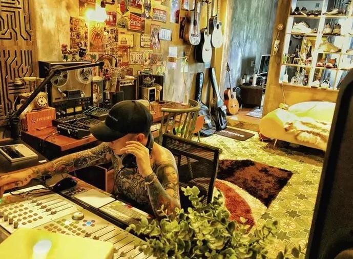 Dàn đèn vàng được sử dụng nhiều cùng với tường xám khiến cho ngôi nhà trở nên ấm cúng. Ảnh: FBNV