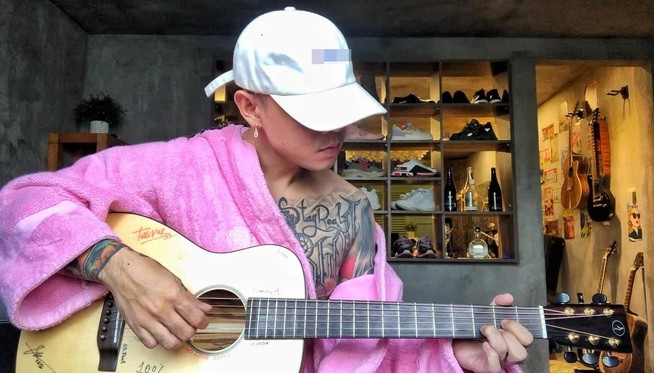 Không gian phòng ngủ và phòng thay đồ của Binz được thiết kế nối liền nhau, trang trí bằng những cây đàn ghi-ta, biển số xe cổ...Ảnh: FBNV