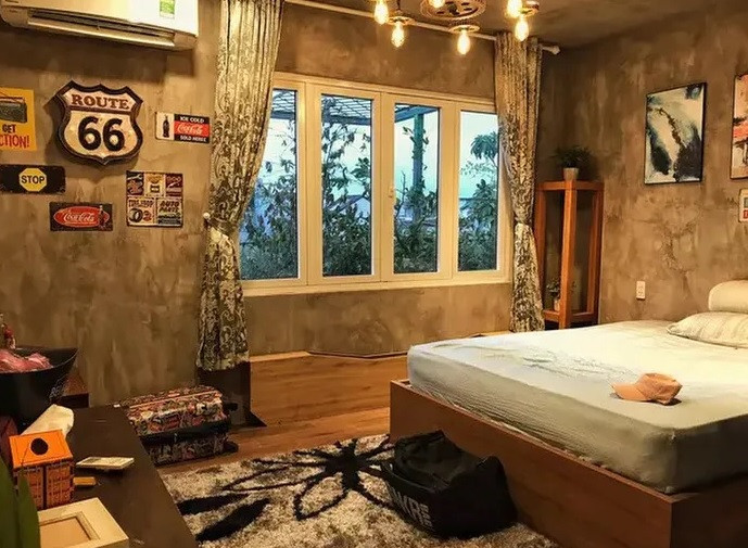 Phòng ngủ vintage, đậm chất nghệ thuật nhưng vẫn ấm cúng. Ảnh: FBNV