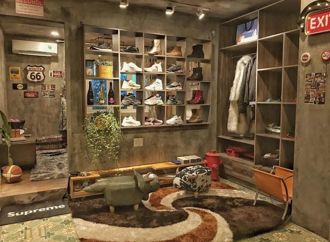 Binz tận dụng tầng 1 và tầng 2 để mở quán cafe - bistro. Con hai tầng trên cùng là không gian sống của nam rapper. Ảnh: FBNV